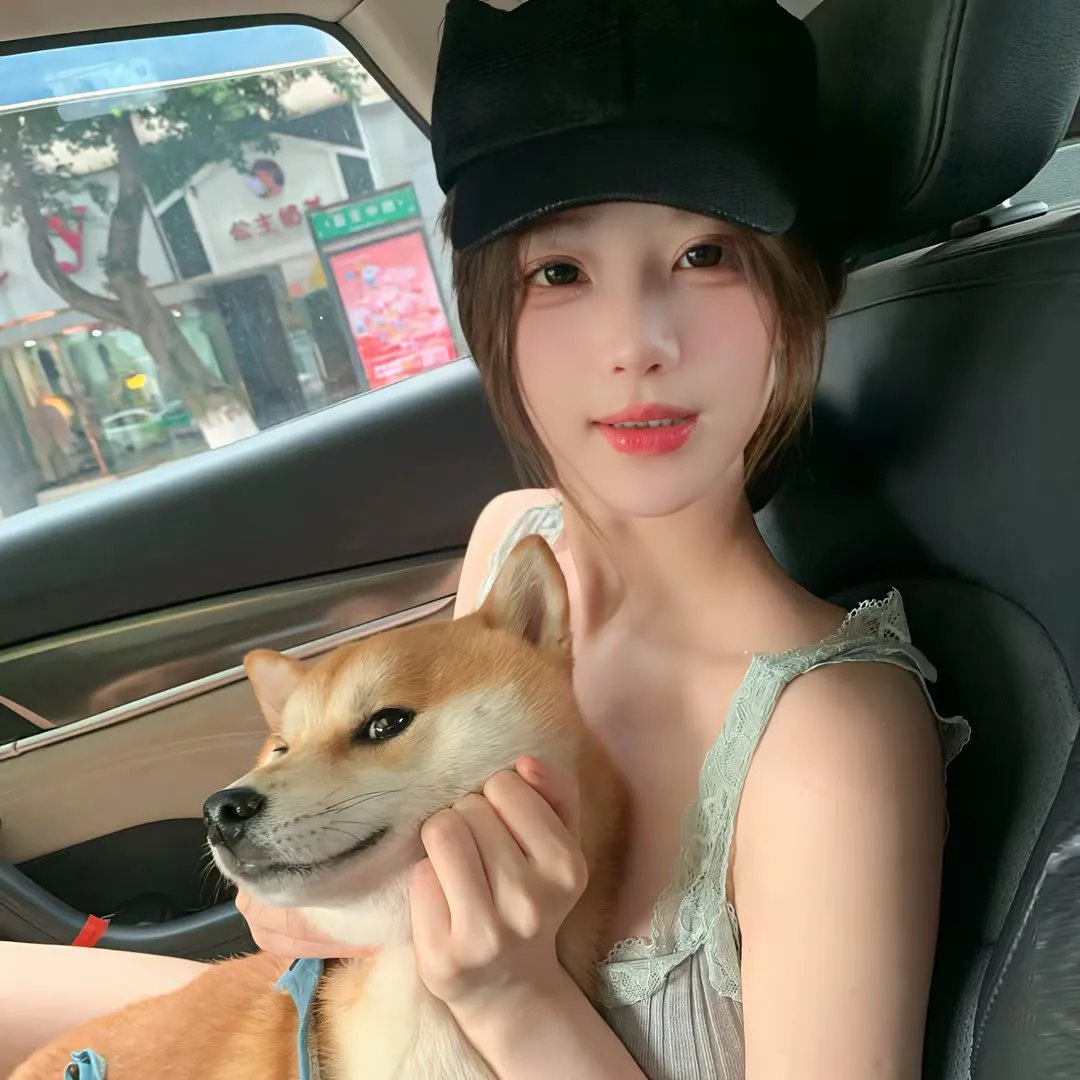 她的双眼背后